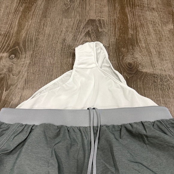 Under Armour Grey Heatgear Loose Running Shorts - Picture 4 of 8